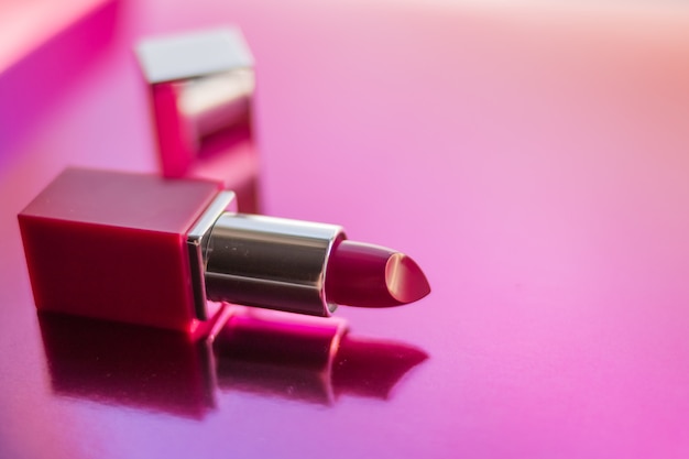 Öffnen Sie rosa Lippenstift für Make-up, Textur. Dekorative Kosmetik, Lippen.