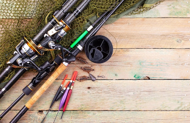 Fiação e varas de pesca em uma mesa velha