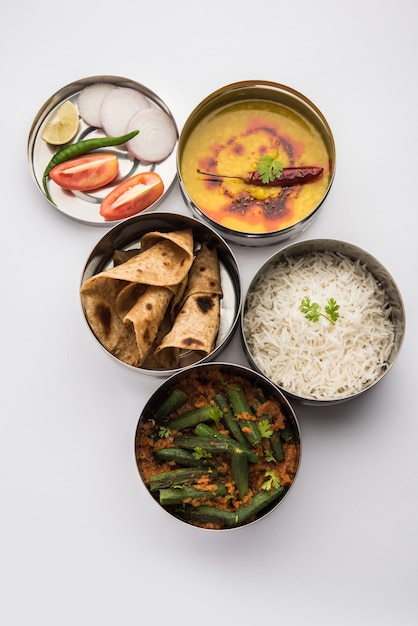 Fiambrera vegetariana india o Tiffin fabricada en acero inoxidable para oficina o lugar de trabajo, incluye Dal Fry, Bhindi Masala, Arroz con chapati y ensalada