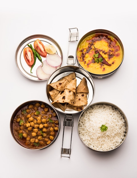 Fiambrera vegetariana india o Tiffin fabricada en acero inoxidable para oficina o lugar de trabajo, incluye Dal Fry, Chole Masala, Arroz con chapati y ensalada