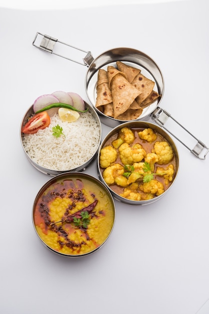 Fiambrera vegetariana india o Tiffin fabricada en acero inoxidable para oficina o lugar de trabajo, incluye Dal Fry, Gobi Masala, Arroz con chapati y ensalada