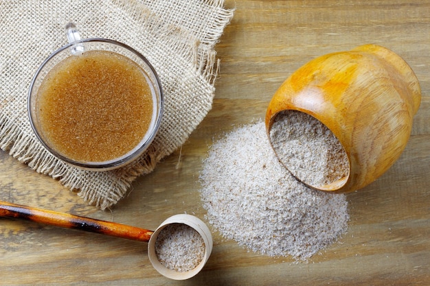 Fibra de cáscara de psyllium mezclada con agua en el vaso de vidrio que forma la vista superior del gel