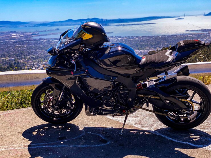 Foto fibra de carbono yamaha r1 com e vista incrível da baía de san francisco