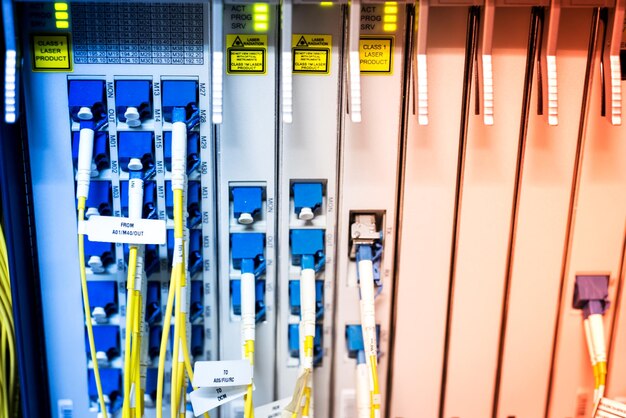 fibra óptica con servidores en un centro de datos de tecnología