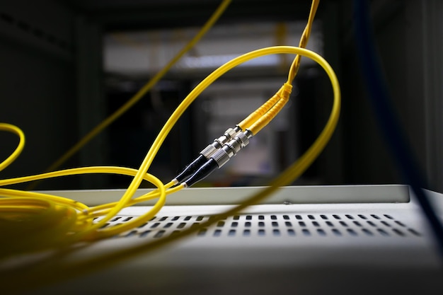 Foto fibra óptica con servidores en un centro de datos de tecnología