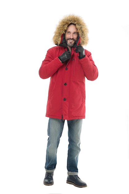 Ficar aquecido no inverno. Homem barbudo na moda inverno. Homem maduro com casaco com capuz, isolado no branco. O modelo adulto aprecia o estilo de inverno. Roupa de inverno aconchegante.