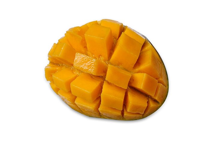 Ficha de mango maduro cortada aislada sobre fondo blanco Ficha de fruta de mango cortada en cubos