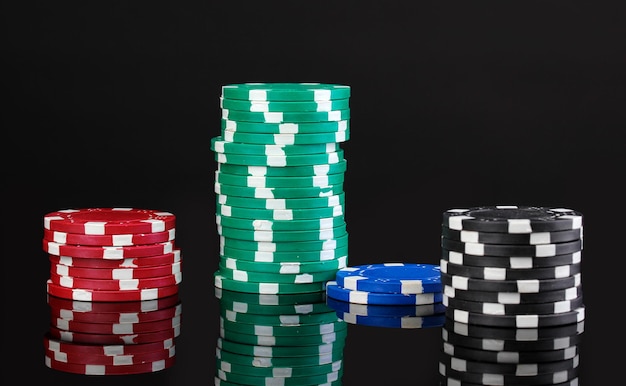 Fichas de casino aisladas en negro
