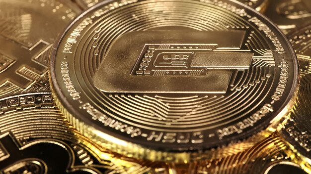 Fichas de Cryptocurrency Dash desde arriba en el fondo de bitcoins