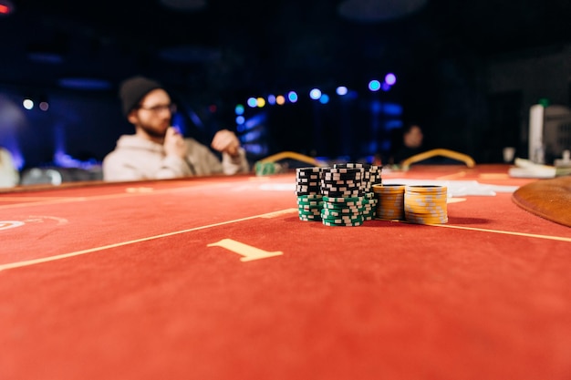 Fichas de apostas em cassino, mesa de pôquer, jogo de azar, vitória