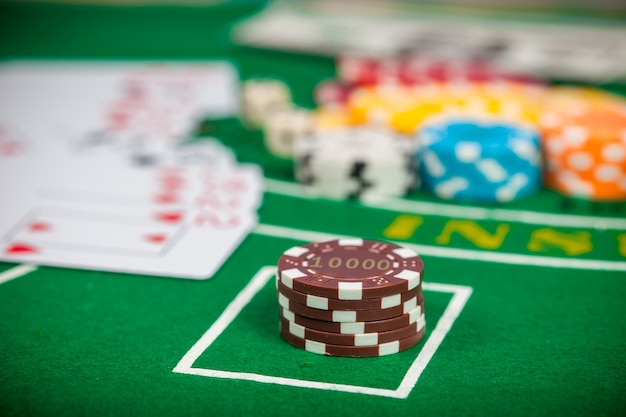 Fichas de poker na mesa no casino