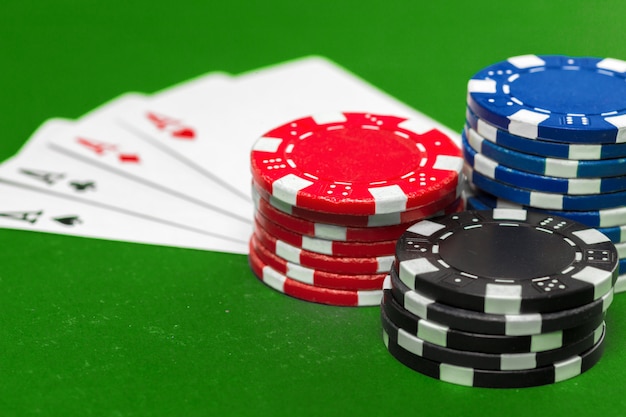 Fichas de poker na mesa