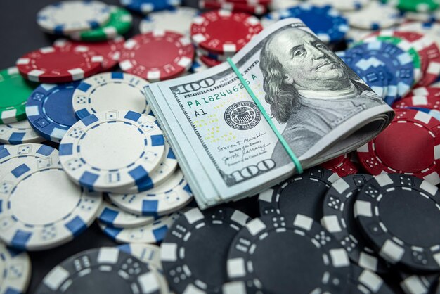 Fichas de pôquer e notas de dólar na mesa de cassino Jogo de pôquer como um jogo de responsabilidade profissional pelos jogos