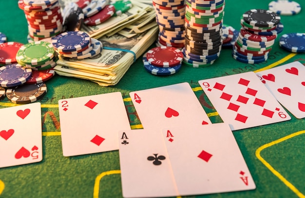Fichas de pôquer e notas de dólar na mesa do cassino. Fazendo aposta no jogo e ganha! Jogar