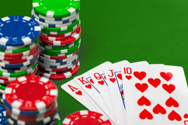 Fichas de pôquer em cima da mesa