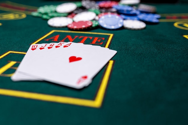 Fichas de pôquer em uma mesa no cassino
