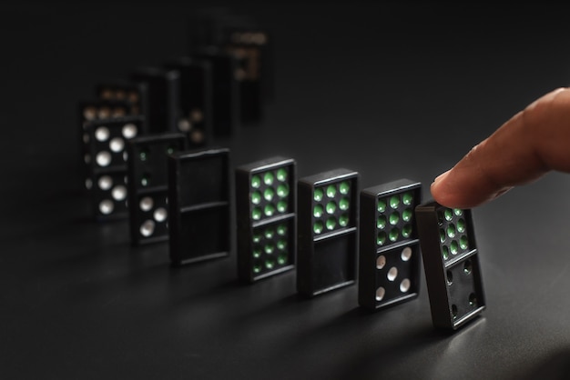 Las fichas de dominó se colocan en el fondo negro. Todas las fichas de dominó caerán con un dedo empujado.