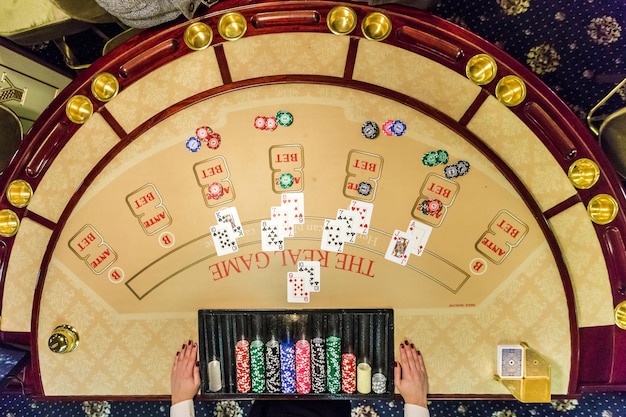 Fichas de juego y cartas en una mesa de juego de ruleta