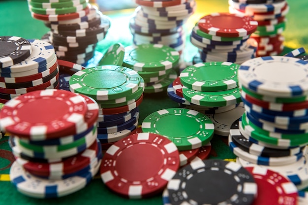 Fichas de juego de casino en mesa verde
