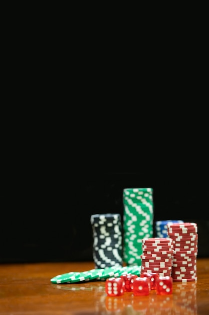 Foto fichas de póker en la mesa de madera del juego del casino.