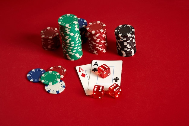 Fichas de póquer y ases sobre fondo rojo. Grupo de fichas de póquer diferentes. Fondo de casino. Copie el espacio. Naturaleza muerta. Un par