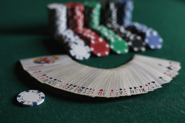 Fichas de póquer y cartas en la tela