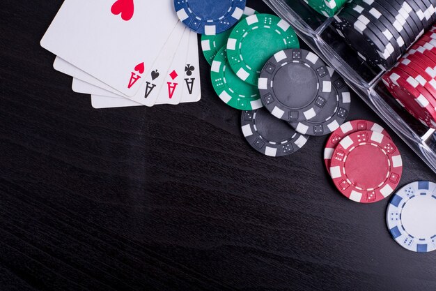 Fichas de póquer para juegos de casino en la mesa.