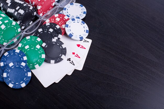 Fichas de póquer para juegos de casino en la mesa.