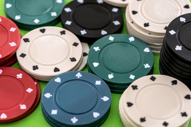 Fichas de póquer sobre un fondo verde
