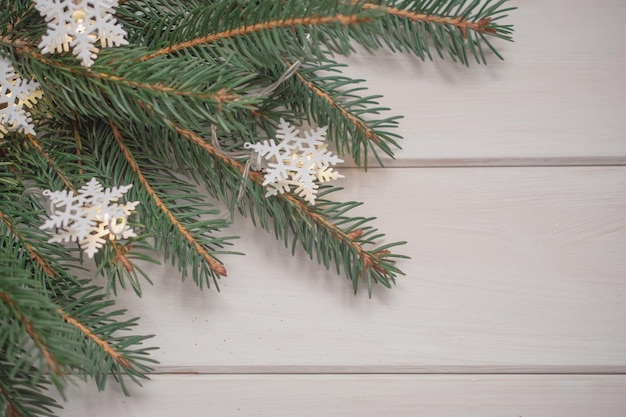 Fichte Zweig auf weißem Hintergrund. Weihnachten Hintergrund.