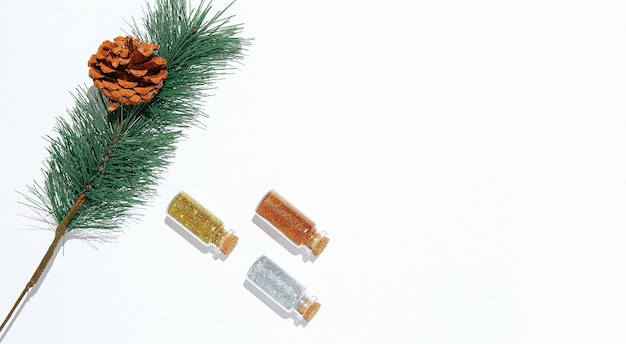 Fichtenzweig und Flasche glitzern im weißen Winterraum Neujahrsfeiertag Weihnachtskonzept Banner