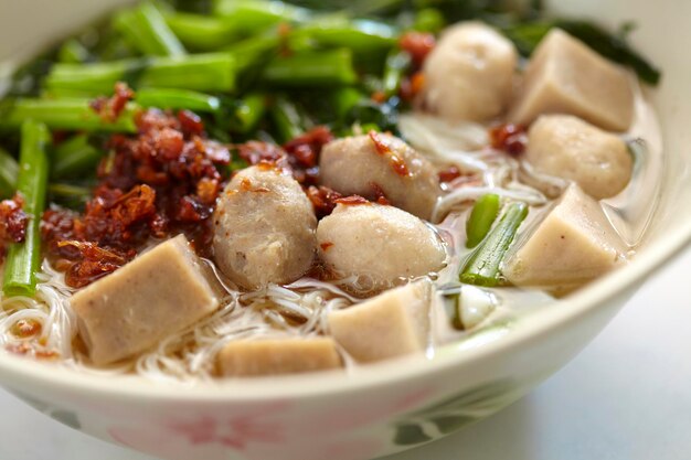 fideos de albóndigas de cerdo en Tailandia