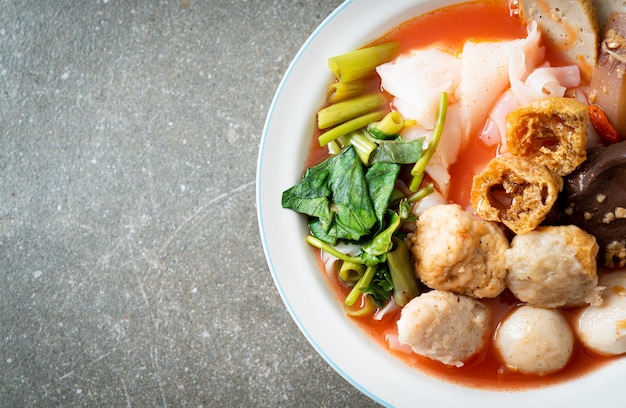 fideos con albóndigas en sopa rosa o Yen Ta Four Noodles al estilo asiático