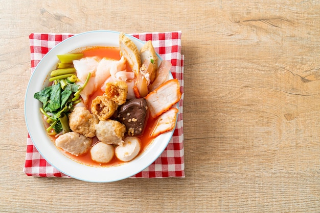 fideos con albóndigas en sopa rosa o Yen Ta Four Noodles al estilo asiático