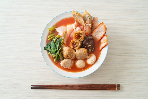 fideos con albóndigas en sopa rosa o Yen Ta Four Noodles al estilo asiático