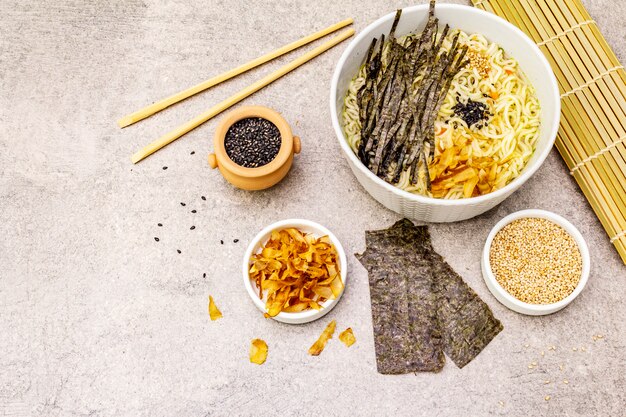 Fideos con algas, hojuelas de atún y semillas de sésamo