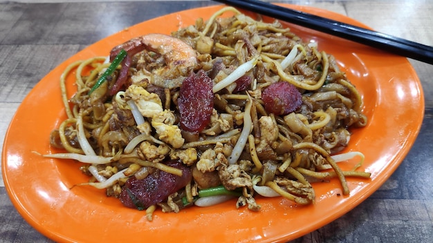 Fideos anchos de arroz fritos Penang Char Kway Teow