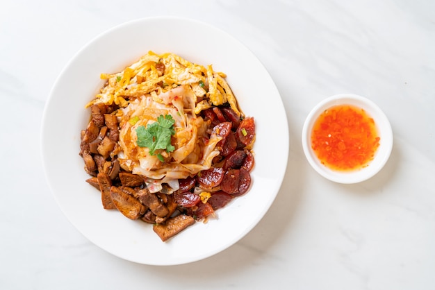 Fideos de arroz al vapor chino con salsa picante - estilo de comida asiática