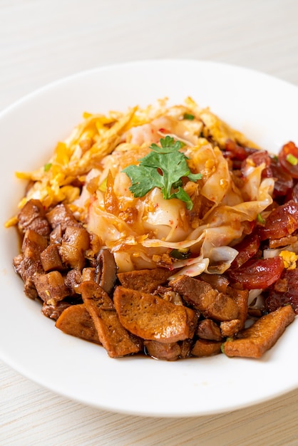 Fideos de arroz al vapor chinos - estilo de comida asiática