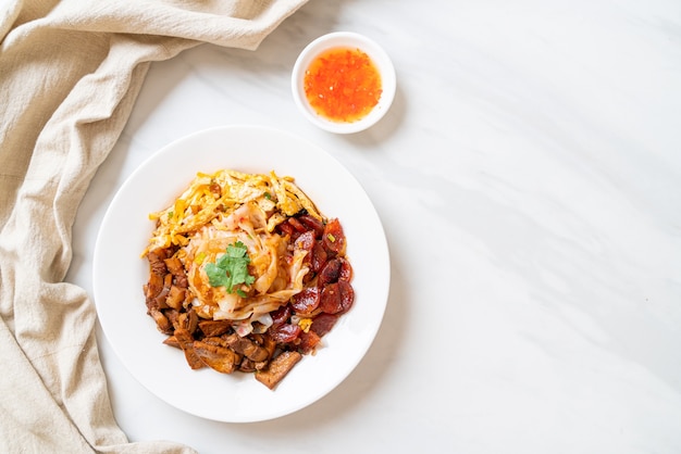 Fideos de arroz al vapor chinos - estilo de comida asiática