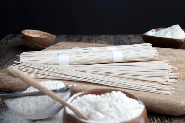 Fideos de arroz blanco y harina y otros ingredientes