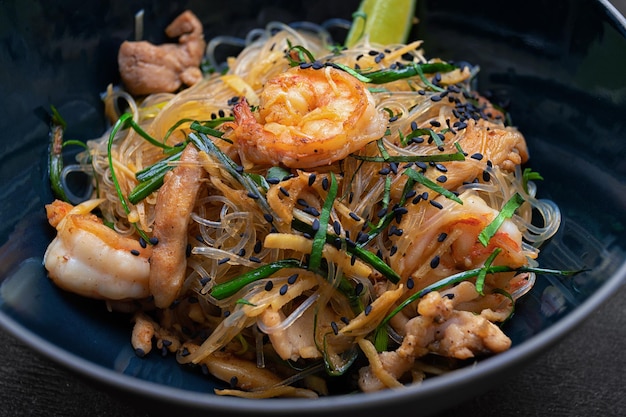 Fideos de arroz con carne de gambas y especias