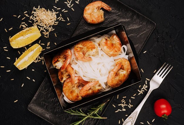 Fideos de arroz chinos con sabrosas gambas