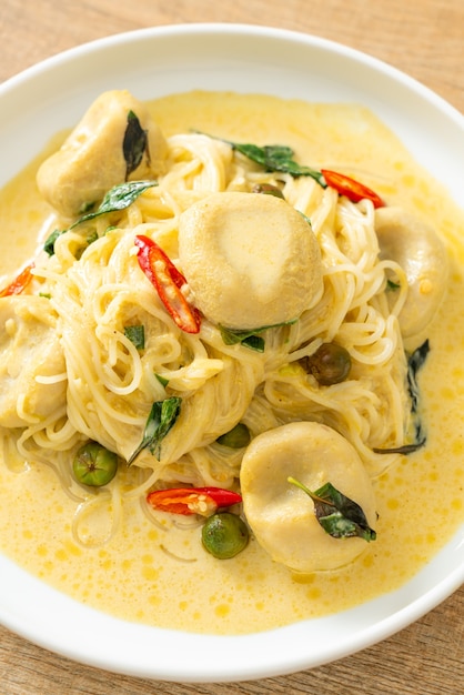 Fideos de arroz con curry verde y bola de pescado - estilo de comida tailandesa