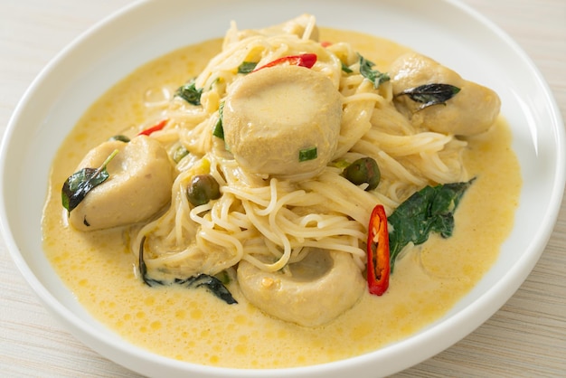 Fideos de arroz con curry verde y bola de pescado - estilo de comida tailandesa