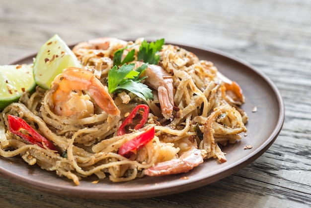 Fideos de arroz frito tailandés con camarones