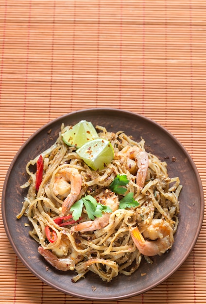 Fideos de arroz frito tailandés con camarones