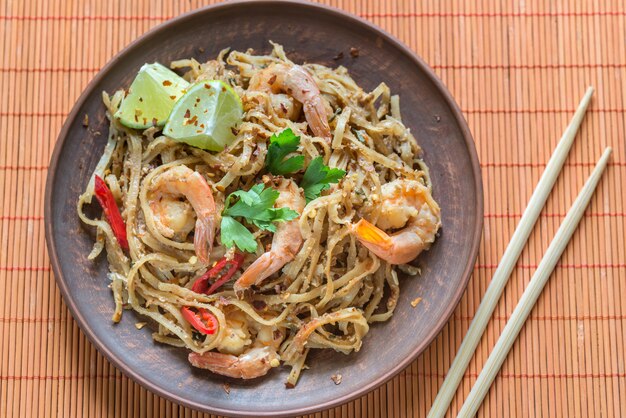 Fideos de arroz frito tailandés con camarones