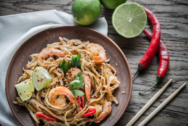 Fideos de arroz frito tailandés con camarones