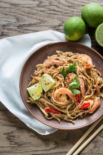 Fideos de arroz frito tailandés con camarones